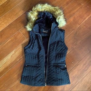 Black warm vest with removable fur
